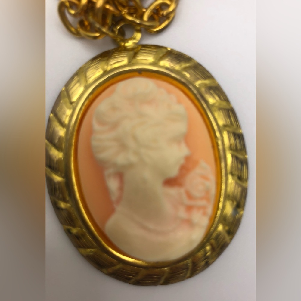 Vintage Cameo Pendant Necklace - Picture 7 of 7